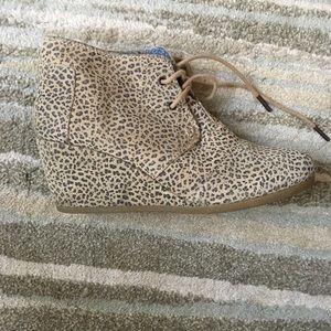 Tom’s Cheetah Print Wedges